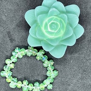 Diamond cut green beads with stretchy band